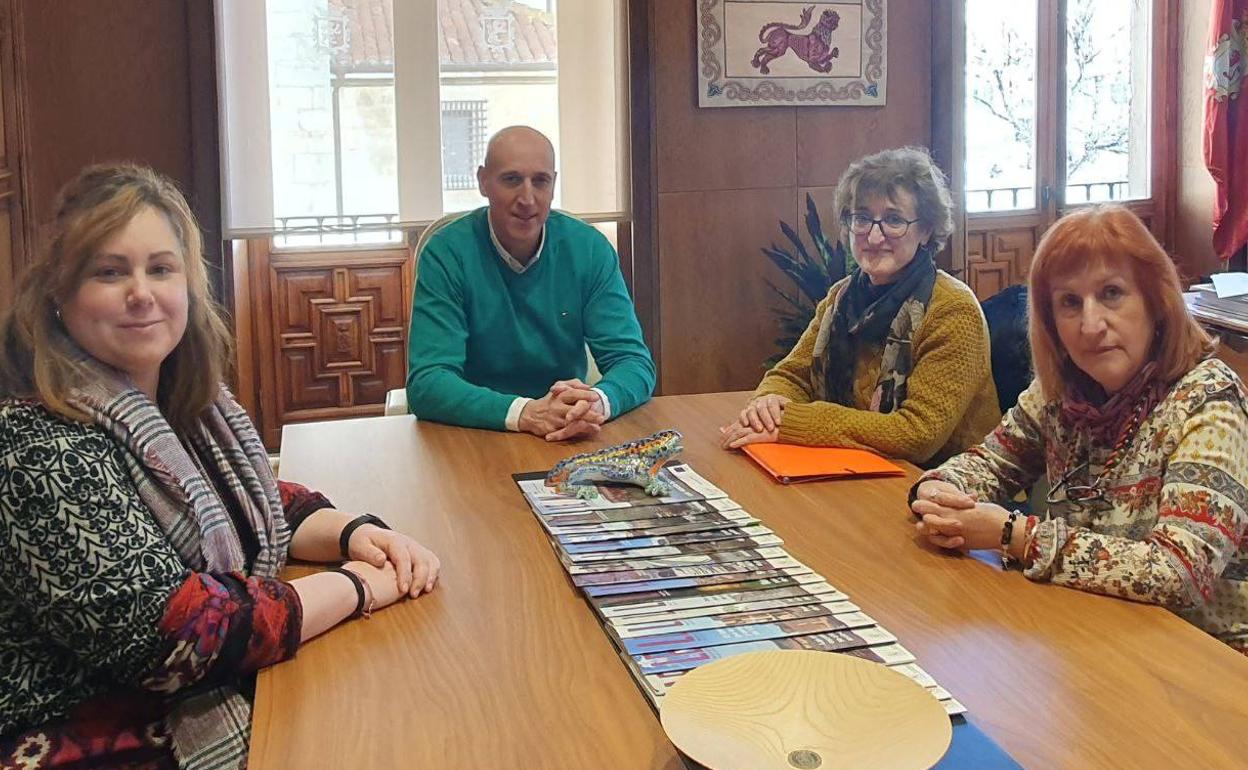 El alcalde de León, José Antonio Diez, se reune con la Asociación Cultural Aguzo
