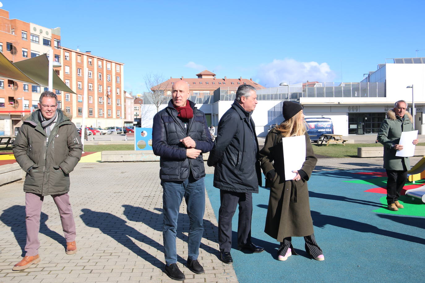 El alcalde de León, José Antonio Diez, visita la ampliación en el jardín de la Real Hermandad de Jesús Divino Obrero.