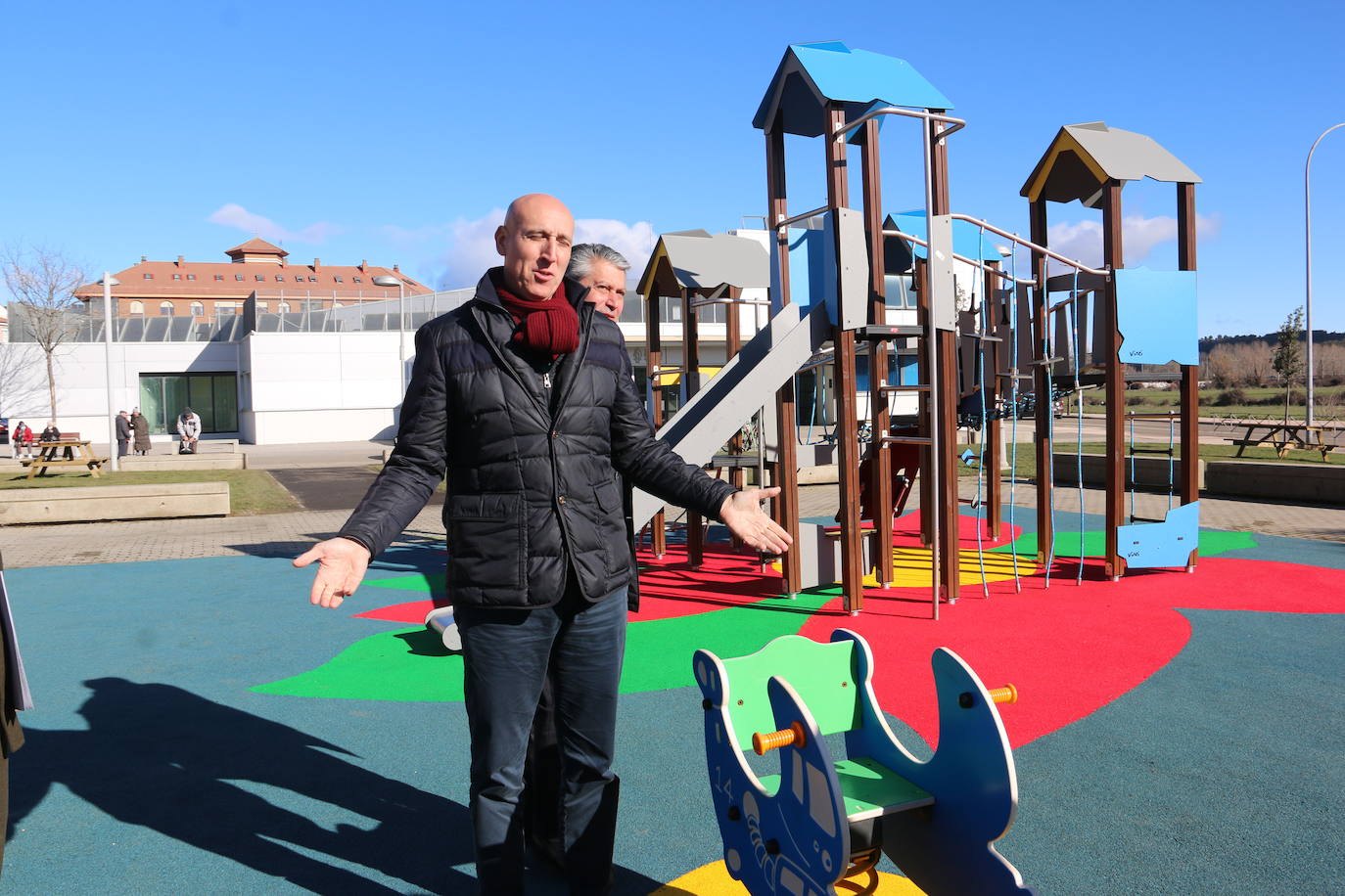 El alcalde de León, José Antonio Diez, visita la ampliación en el jardín de la Real Hermandad de Jesús Divino Obrero.