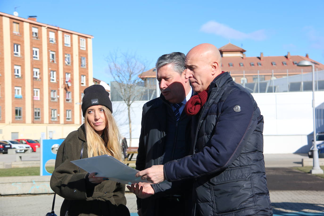 El alcalde de León, José Antonio Diez, visita la ampliación en el jardín de la Real Hermandad de Jesús Divino Obrero.