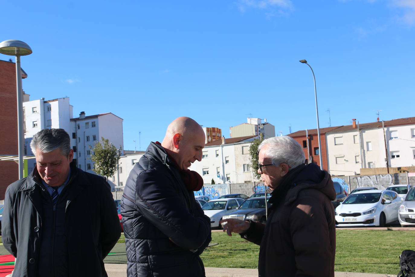 El alcalde de León, José Antonio Diez, visita la ampliación en el jardín de la Real Hermandad de Jesús Divino Obrero.