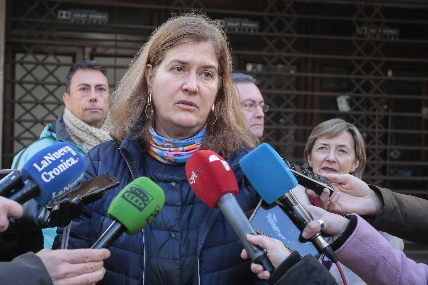 Los concejales del Grupo Municipal del Partido Popular en el Ayuntamiento de León Fernando Salguero, Ana Franco, Margarita Torres y Eduardo Tocino comparecen a la entrada del Teatro Emperador