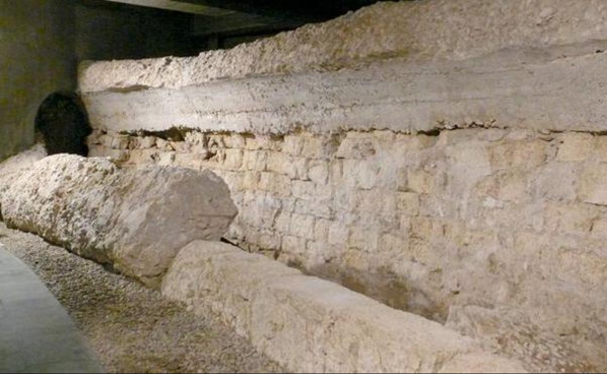 Parte del anfiteatro romano 'enterrado' en la calle Cascalería de León.