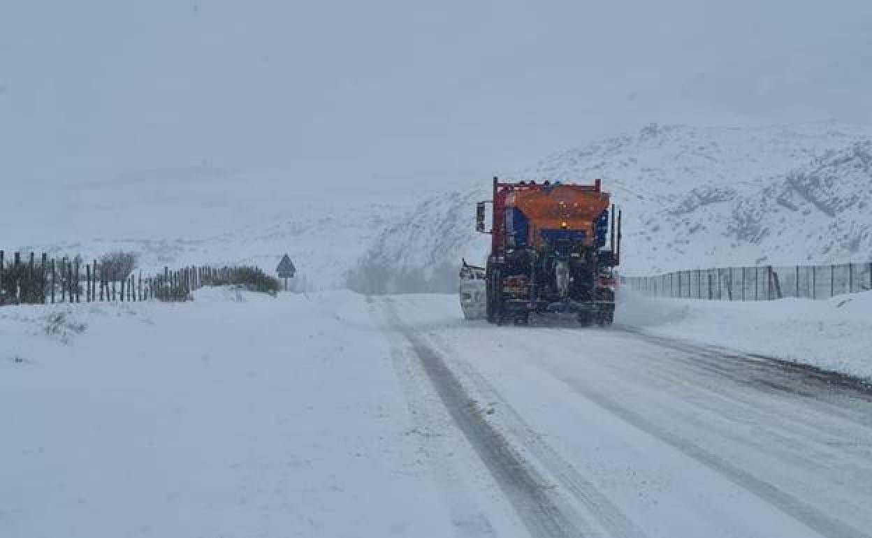 Imagen de una carretera autonómica afectada por la nieve este invierno 