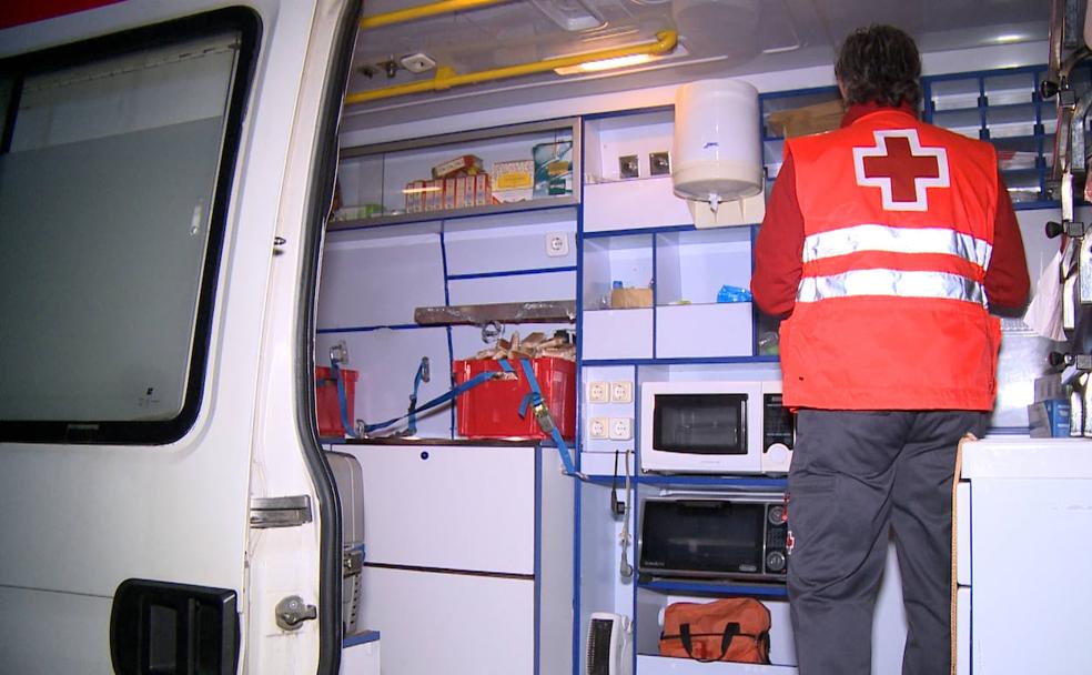 Un voluntario de Cruz Roja carga la 'churrera' antes de salir a ayudar a las personas sin hogar de León.