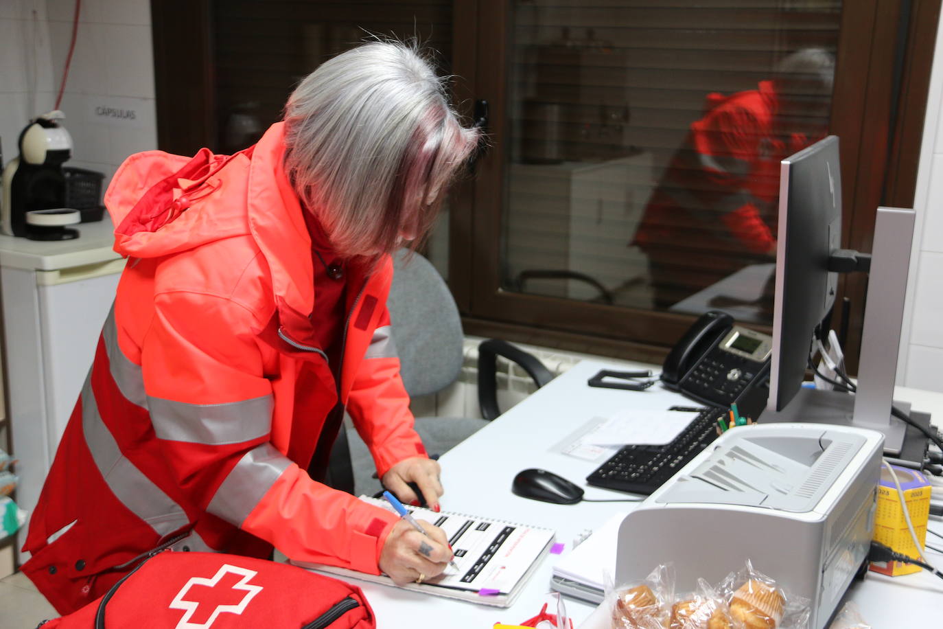 Cruz Roja León matiene activo su programa de atención a personas sin hogar en León con el que recorren los martes y jueves las calles de León para llevar comida, ropa y apoyo en una furgoneta a las personas en esta situación | El programa se complementa con un centro de higiene donde los usuarios pueden acudir a ducharse y hacer la colada.