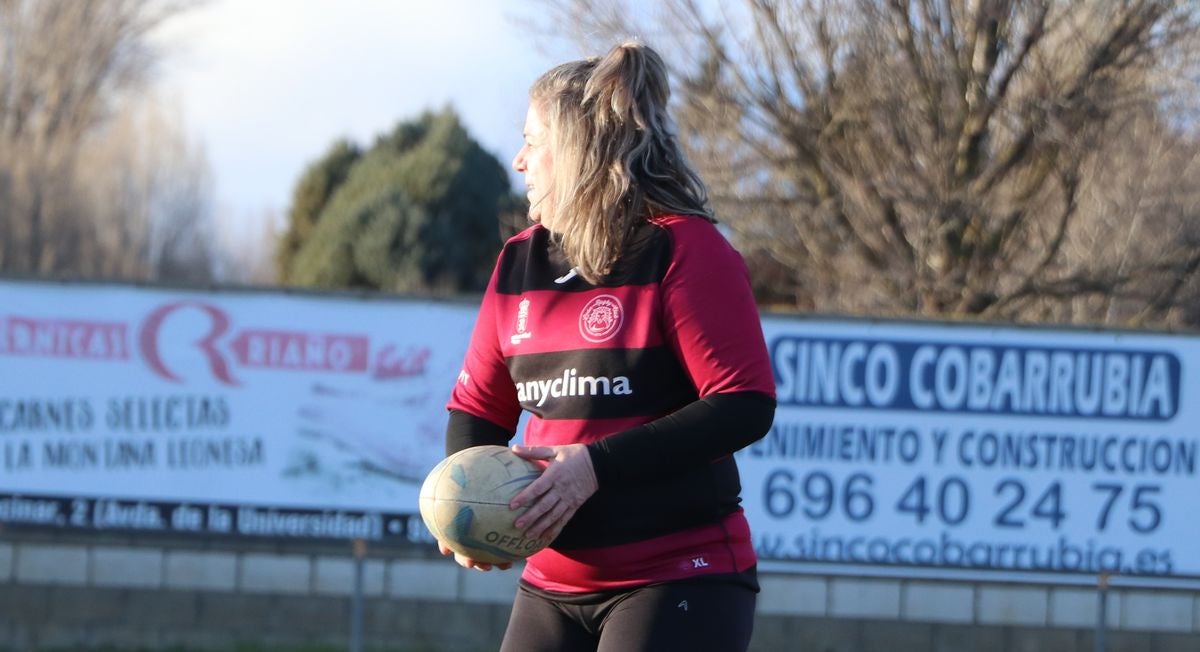 Las Leonas Mater, el equipo de rugby conformado por madres de jugadores de la cantera del León Rugby Club, ha iniciado su andadura en estos meses