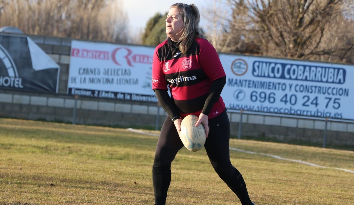 Las Leonas Mater, el equipo de rugby conformado por madres de jugadores de la cantera del León Rugby Club, ha iniciado su andadura en estos meses