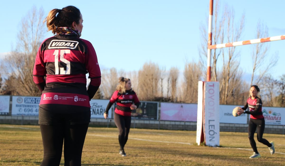 Las Leonas Mater, el equipo de rugby conformado por madres de jugadores de la cantera del León Rugby Club, ha iniciado su andadura en estos meses