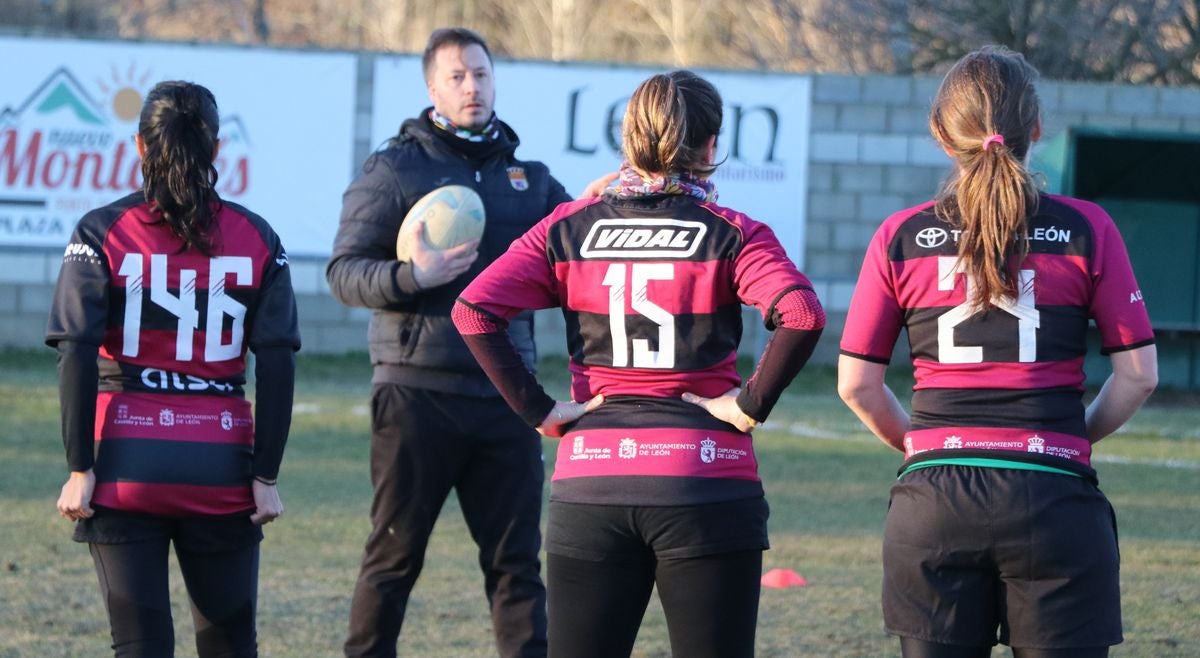 Las Leonas Mater, el equipo de rugby conformado por madres de jugadores de la cantera del León Rugby Club, ha iniciado su andadura en estos meses