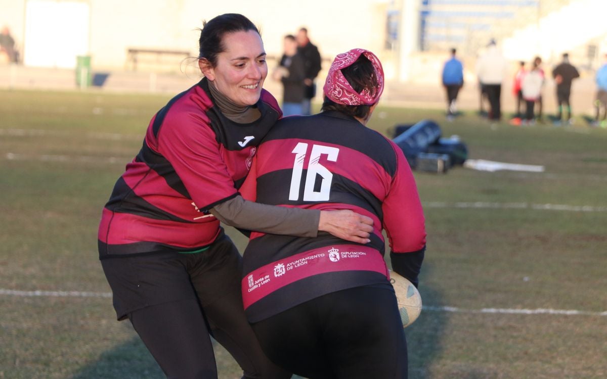 Las Leonas Mater, el equipo de rugby conformado por madres de jugadores de la cantera del León Rugby Club, ha iniciado su andadura en estos meses