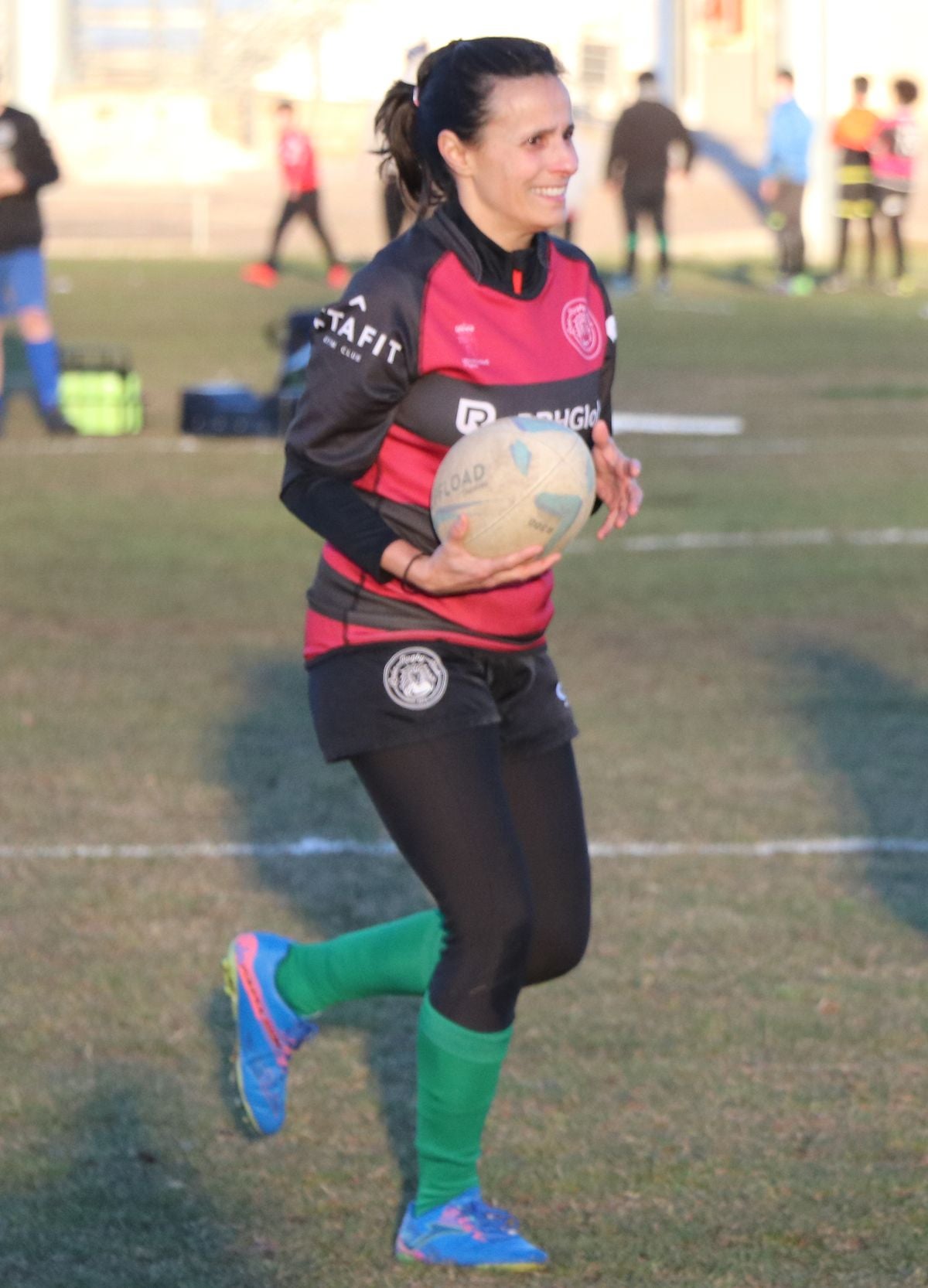 Las Leonas Mater, el equipo de rugby conformado por madres de jugadores de la cantera del León Rugby Club, ha iniciado su andadura en estos meses