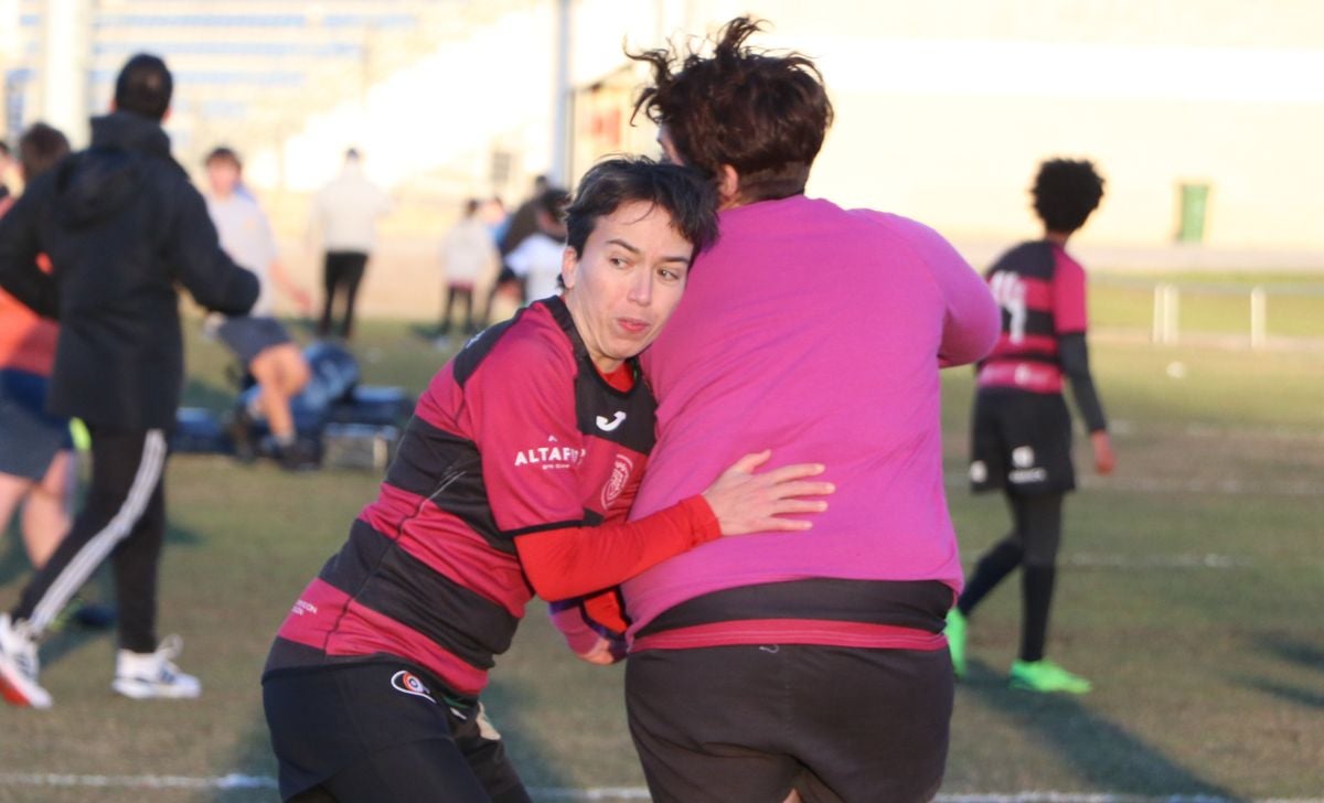 Las Leonas Mater, el equipo de rugby conformado por madres de jugadores de la cantera del León Rugby Club, ha iniciado su andadura en estos meses