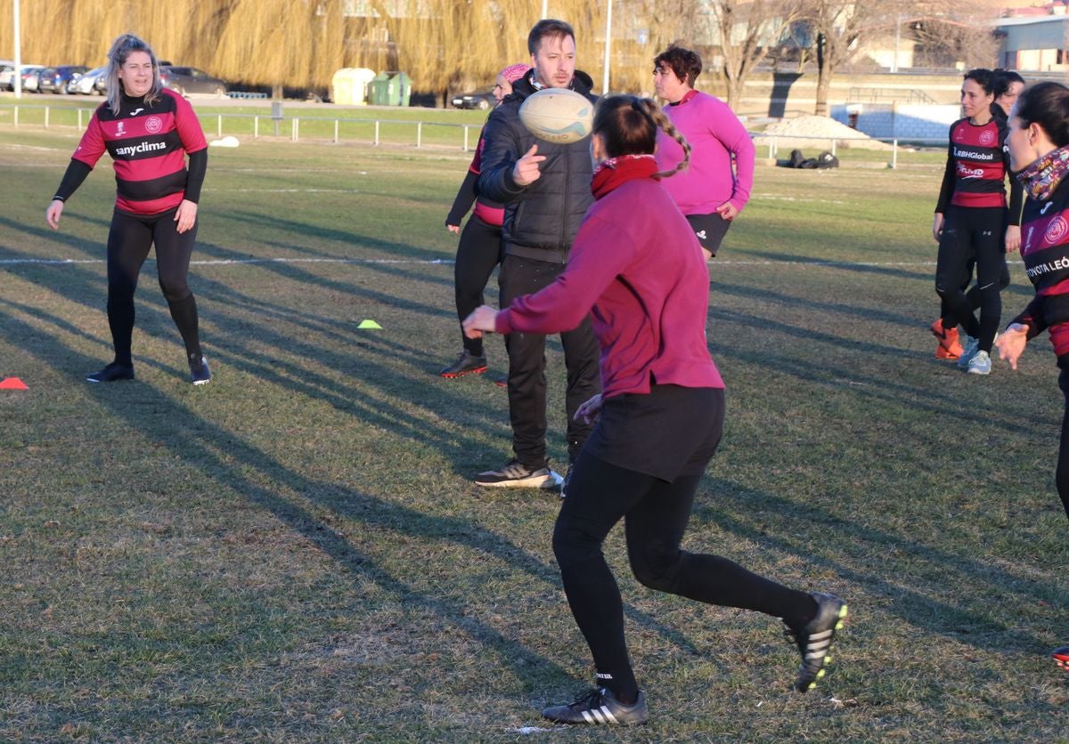 Las Leonas Mater, el equipo de rugby conformado por madres de jugadores de la cantera del León Rugby Club, ha iniciado su andadura en estos meses