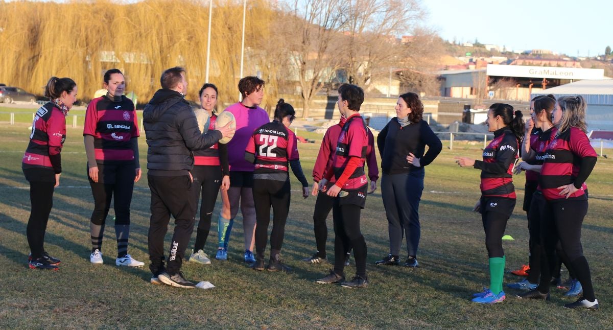 Las Leonas Mater, el equipo de rugby conformado por madres de jugadores de la cantera del León Rugby Club, ha iniciado su andadura en estos meses