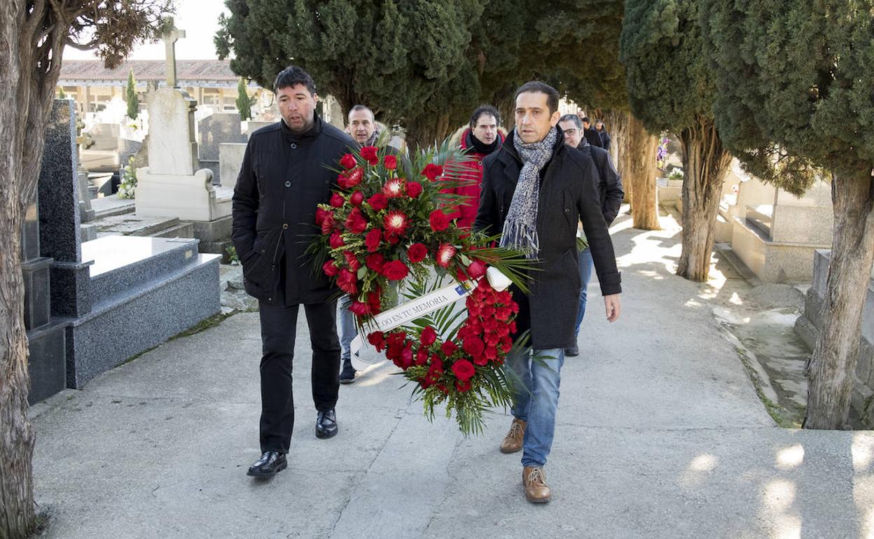 El secretario general de Comisiones Obreras en Castilla y León, Vicente Andrés, junto a otras autoridades, acuden al acto de homenaje a Serafín Holgado