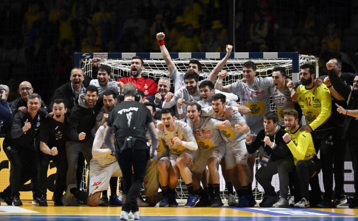 Los jugadores y técnicos de la selección española celebran su bronce en Estocolmo. 