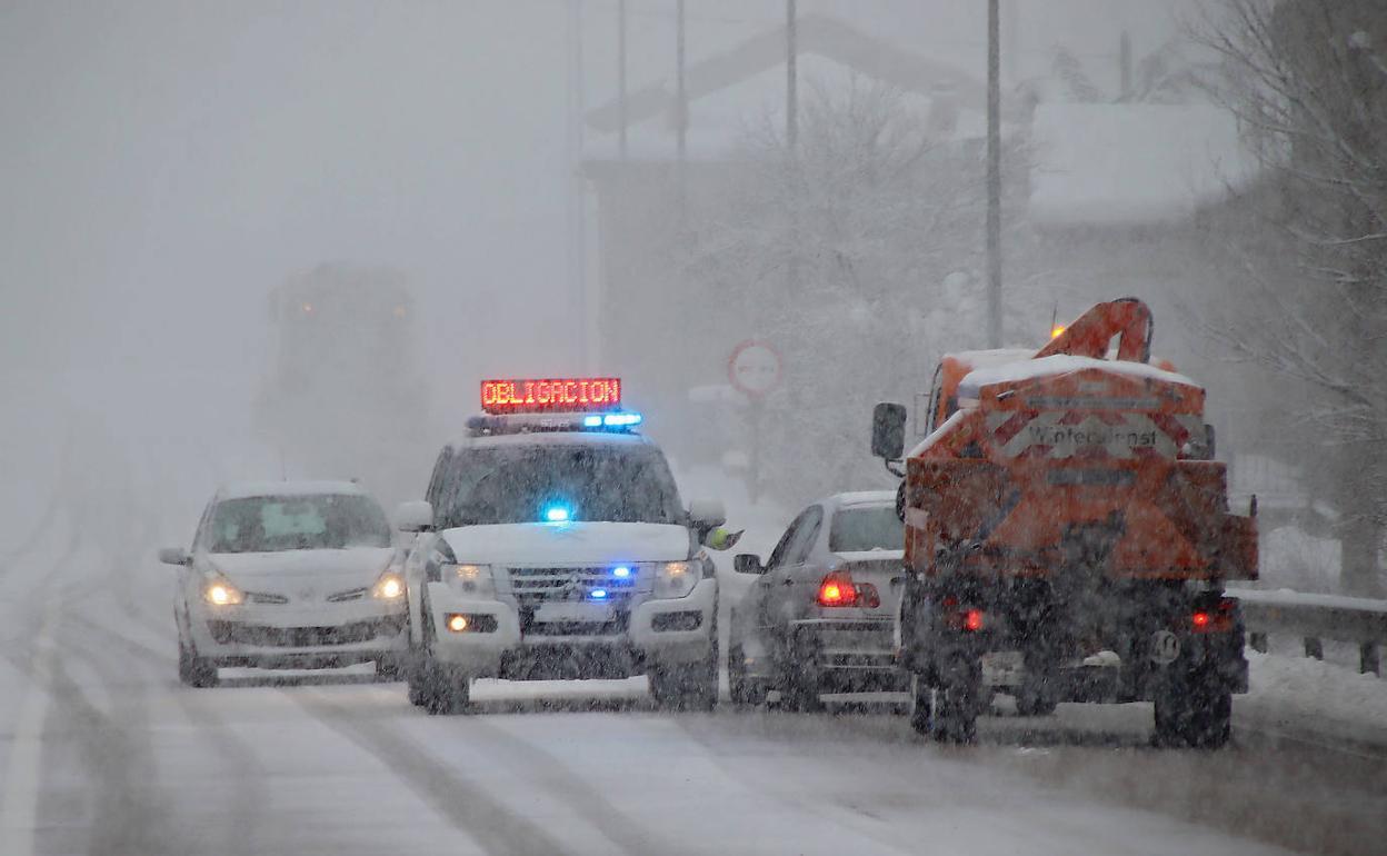 La nieve afecta a diversas carreteras de la red nacional en la provincia de León