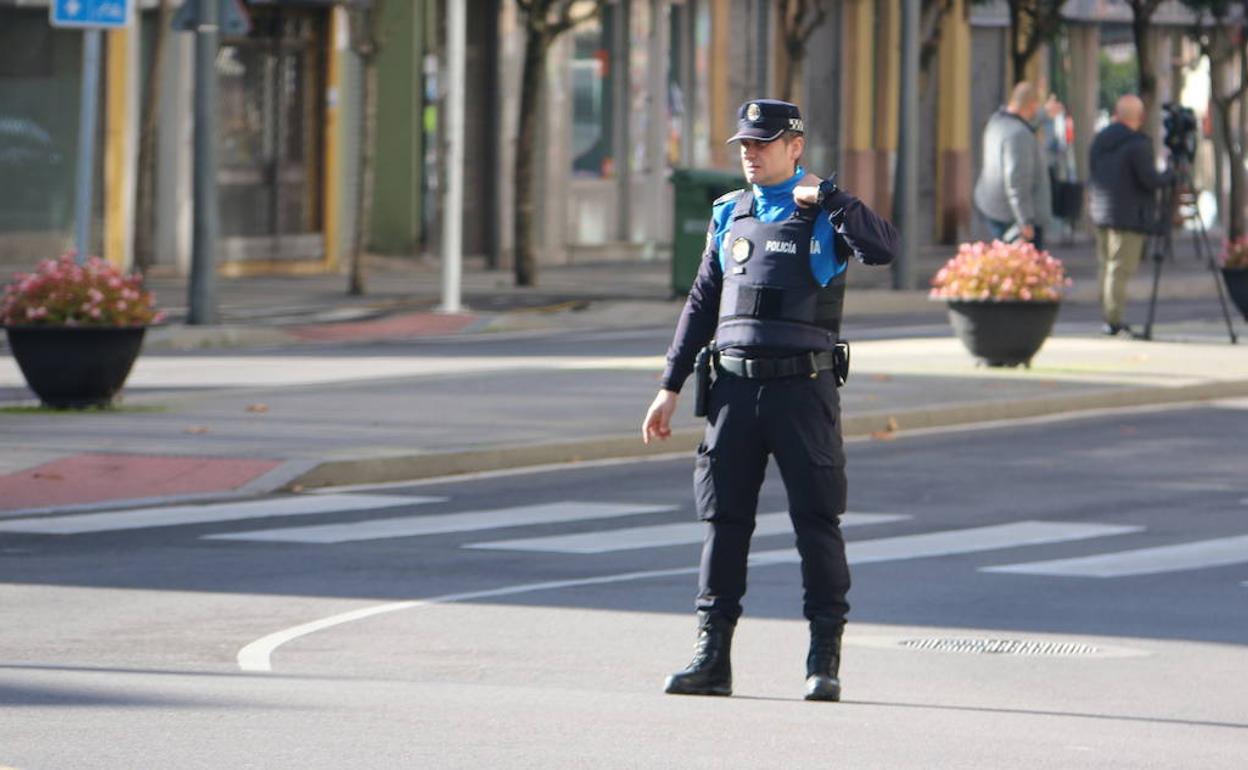 Imagen de archivo de un policía local de León controlando el tréfico en la capital. 