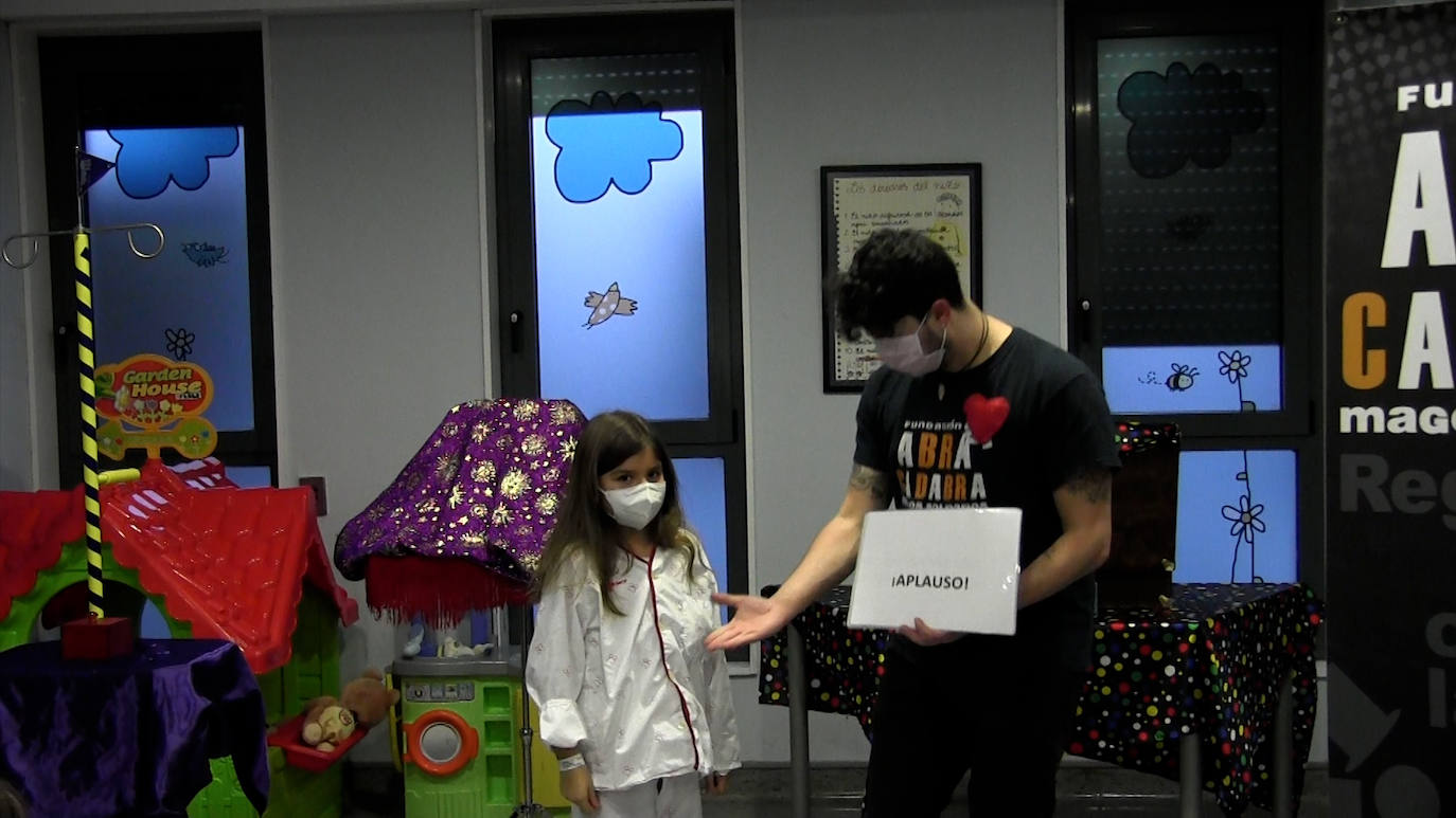 El mago Zamo acude cada martes gracias a la Fundación Abracadabra a la planta de pediatría para ofrecer un espectáculo a los pequeños ingresados.