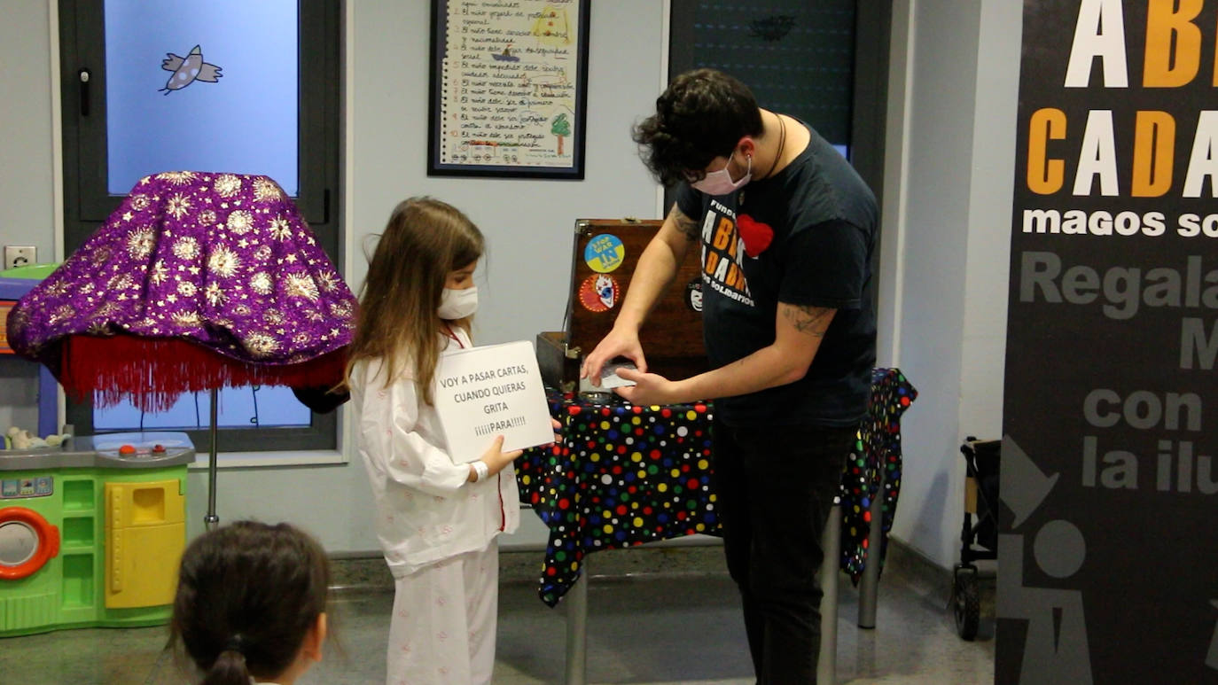 El mago Zamo acude cada martes gracias a la Fundación Abracadabra a la planta de pediatría para ofrecer un espectáculo a los pequeños ingresados.