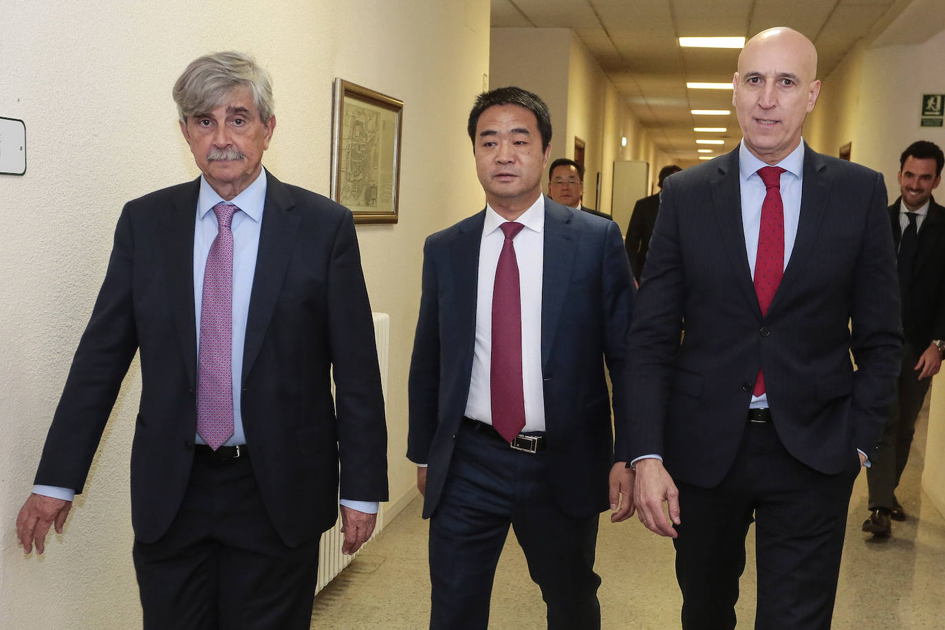 Firma del convenio de colaboración entre la Universidad de León y Huawei Technologies España SL en la que participan el rector, Juan Francisco García Marín, y el director general de Huawei en España, Eric Li