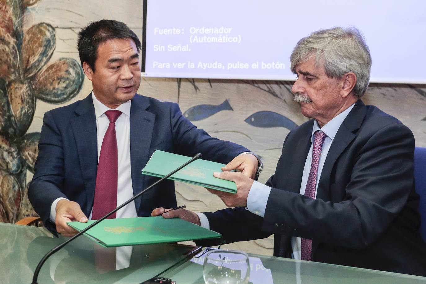 Firma del convenio de colaboración entre la Universidad de León y Huawei Technologies España SL en la que participan el rector, Juan Francisco García Marín, y el director general de Huawei en España, Eric Li