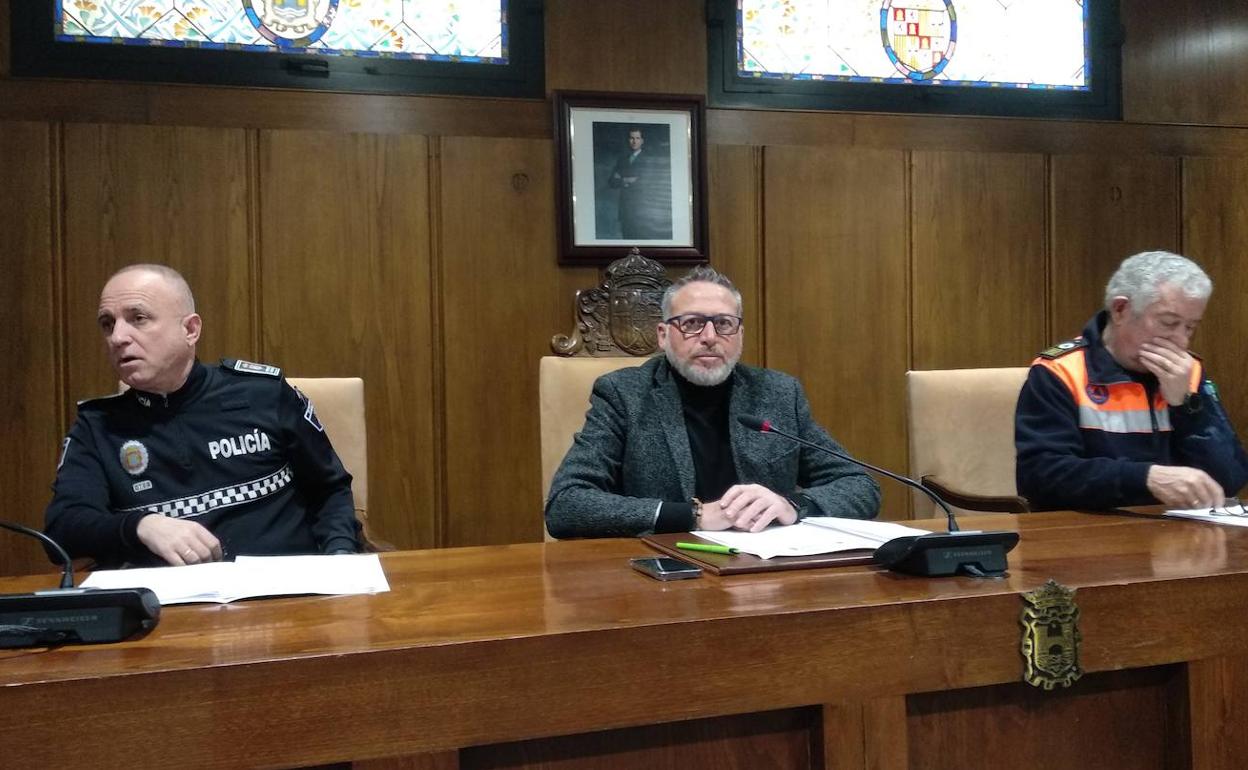 El concejal de Seguridad, junto al Intencente de la Policía Local y el coordinador de la Agrupación de Protección Civil, durante su comparecencia.