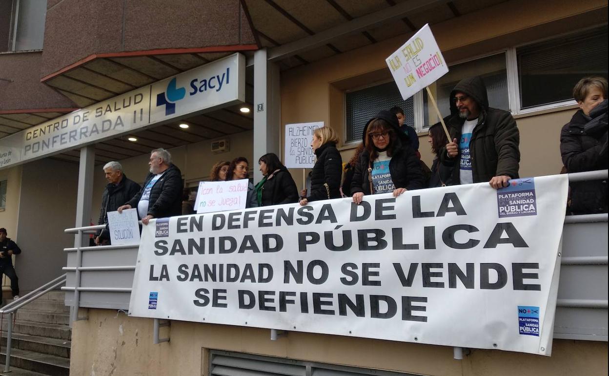 Protesta en contra del cierre del servicio de Urgencias Pediátricas en el centro de salud de Pico Tuerto en Ponferrada.