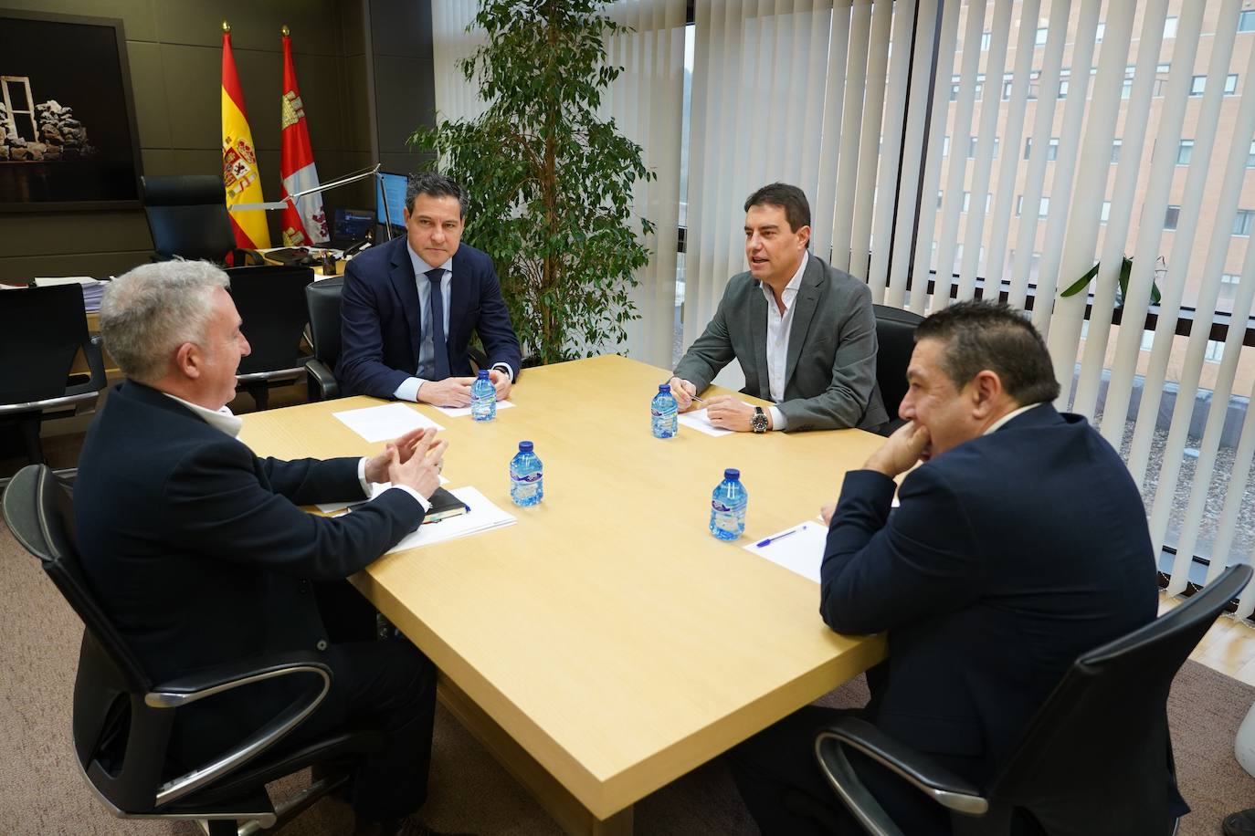 El portavoz del Grupo Parlamentario Popular de las Cortes de Castilla y León, Raúl de la Hoz, se reúne con los portavoces de UPL y Soria ¡Ya!, Luis Mariano Santos y José Ángel Ceña, dentro de la ronda de diálogo orientado a los nombramientos de las instituciones propias de la Comunidad.
