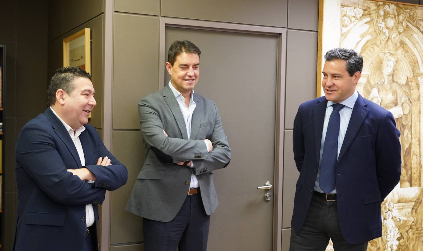 El portavoz del Grupo Parlamentario Popular de las Cortes de Castilla y León, Raúl de la Hoz, se reúne con los portavoces de UPL y Soria ¡Ya!, Luis Mariano Santos y José Ángel Ceña, dentro de la ronda de diálogo orientado a los nombramientos de las instituciones propias de la Comunidad.
