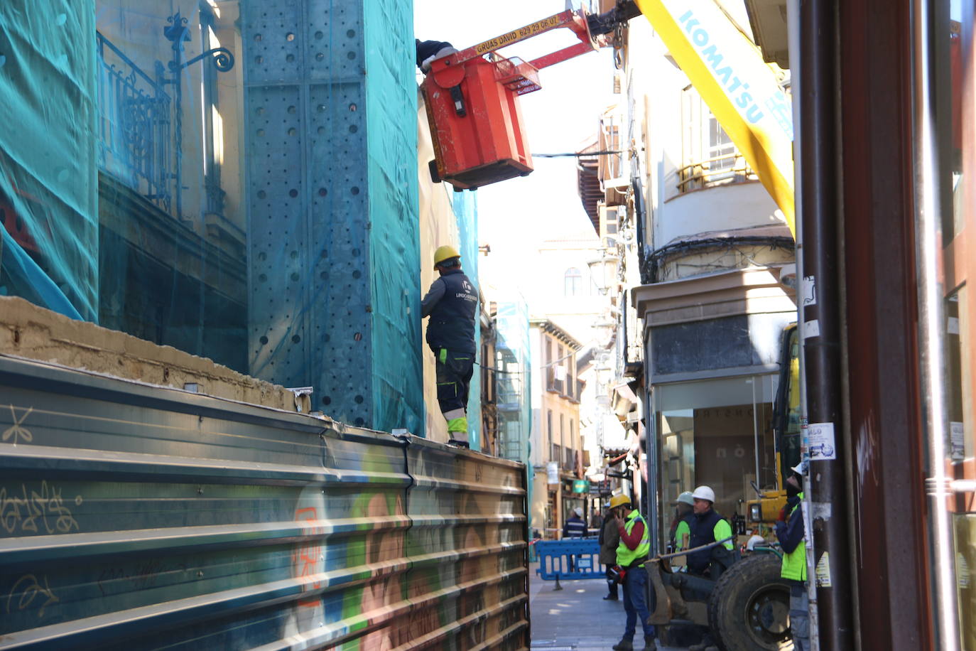 Las obras en la calle de La Rúa obligan a cortar el tráfico de peatones durante este martes.