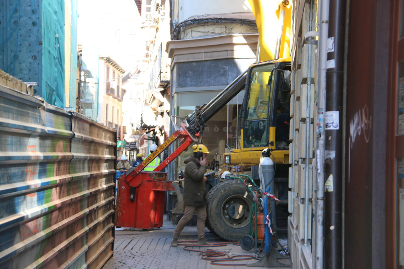 Las obras en la calle de La Rúa obligan a cortar el tráfico de peatones durante este martes.