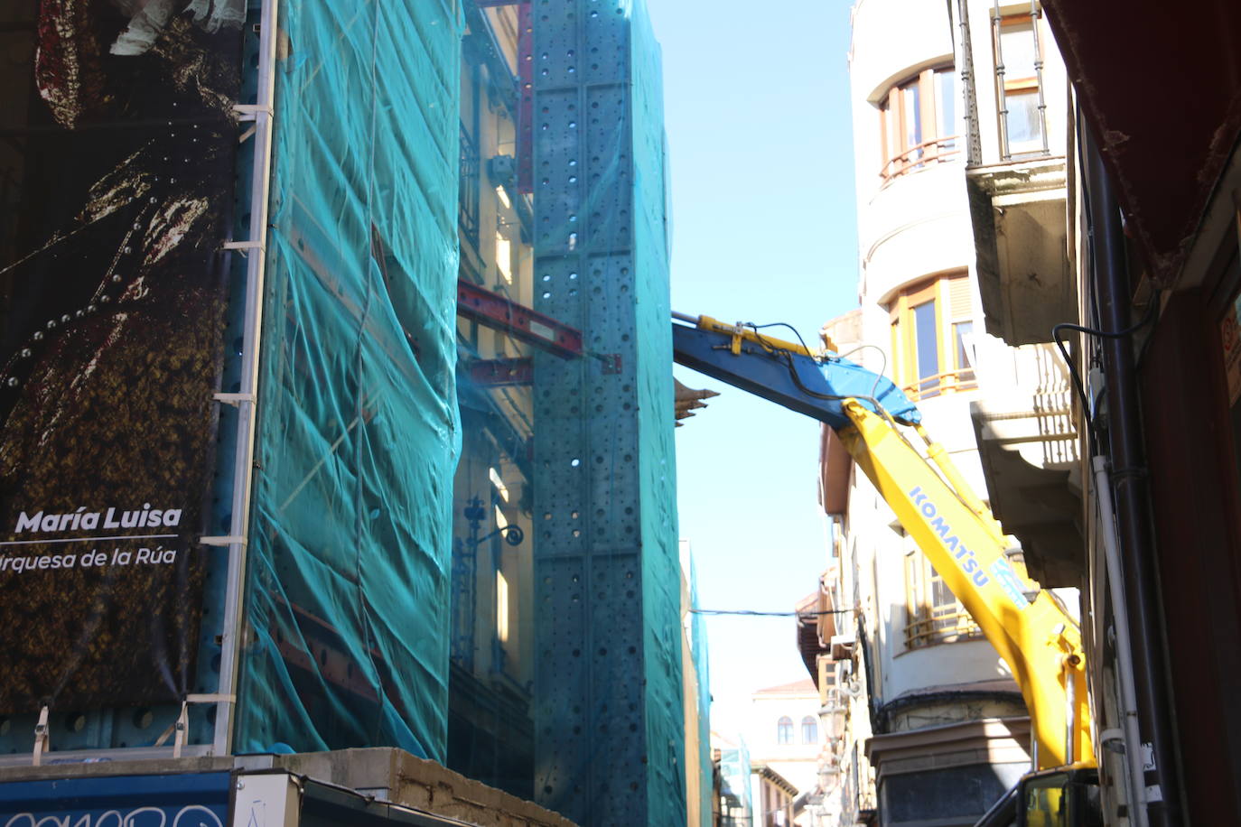 Las obras en la calle de La Rúa obligan a cortar el tráfico de peatones durante este martes.