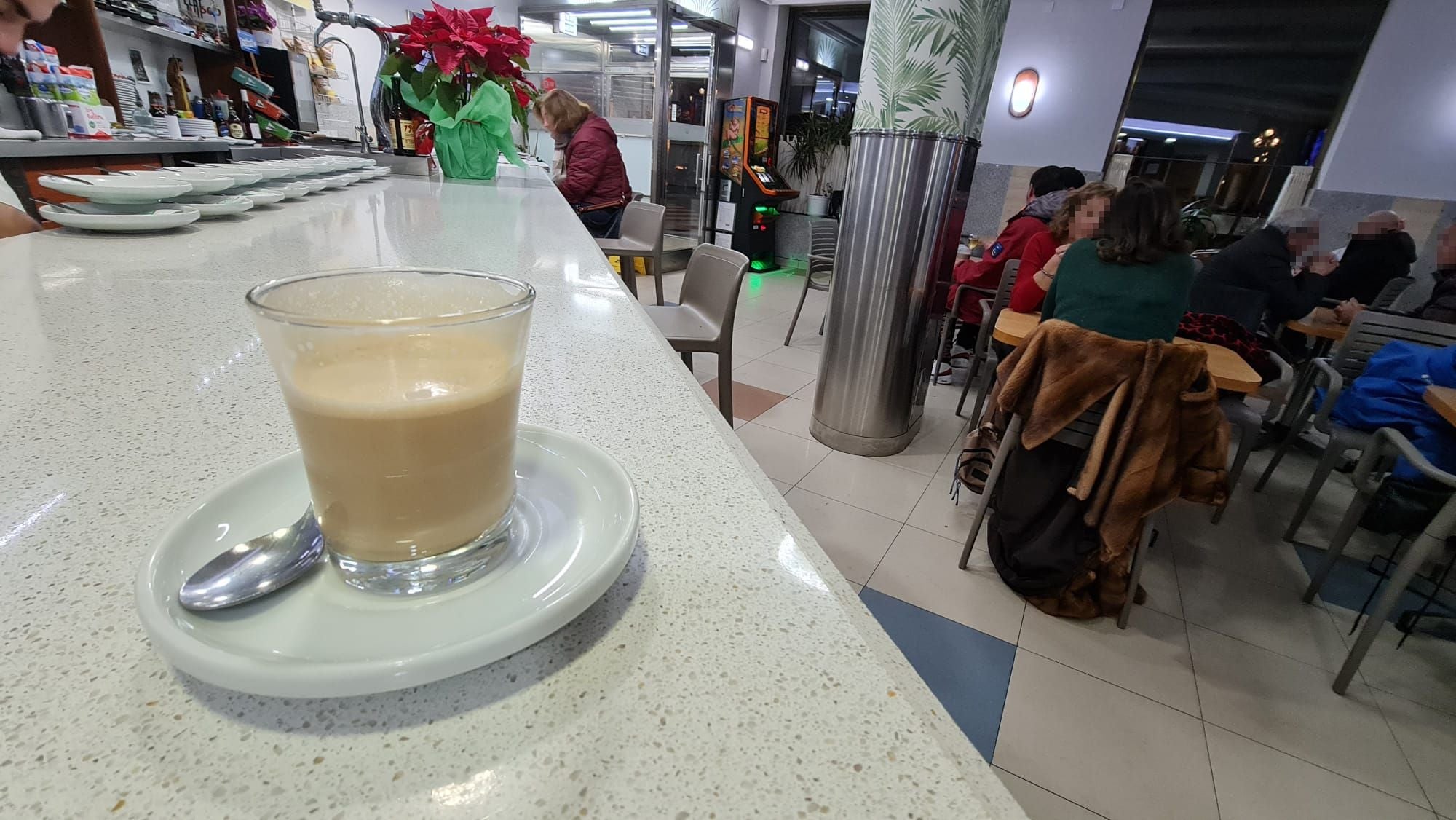 El café más barto de León solo cuesta 1 euro y tiene vistas vistas privilegiadas. Se sirve en la cafetería El Peregrino, frente al Hostal de San Marcos. Su propietario asegura que «no merece la pena cobrar más». 