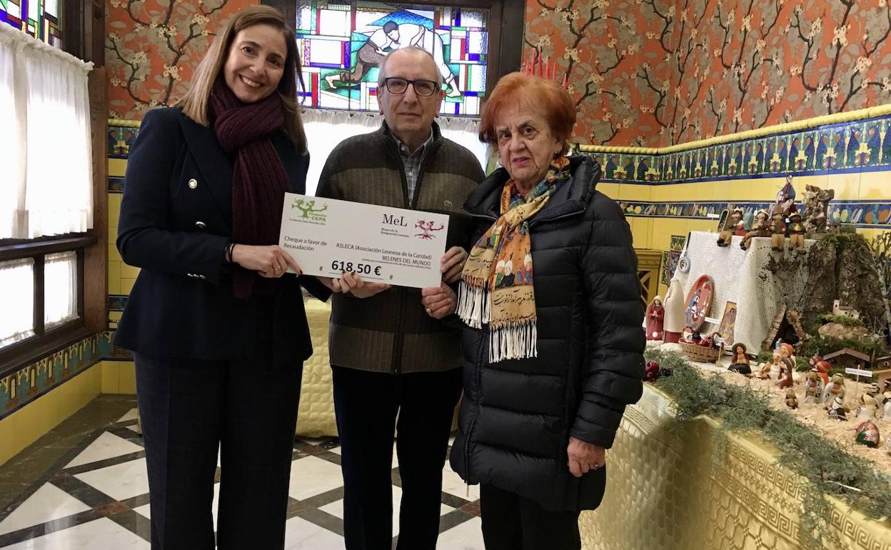 La directora del Museo, Nuria Alonso, la coleccionista privada María del Carmen Pedruelo Porras, propietaria de la colección que se ha exhibido, y el presidente de la Asociación Leonesa de la Caridad, Félix Llorente, han protagonizado la entrega simbólica de la recaudación obtenida.