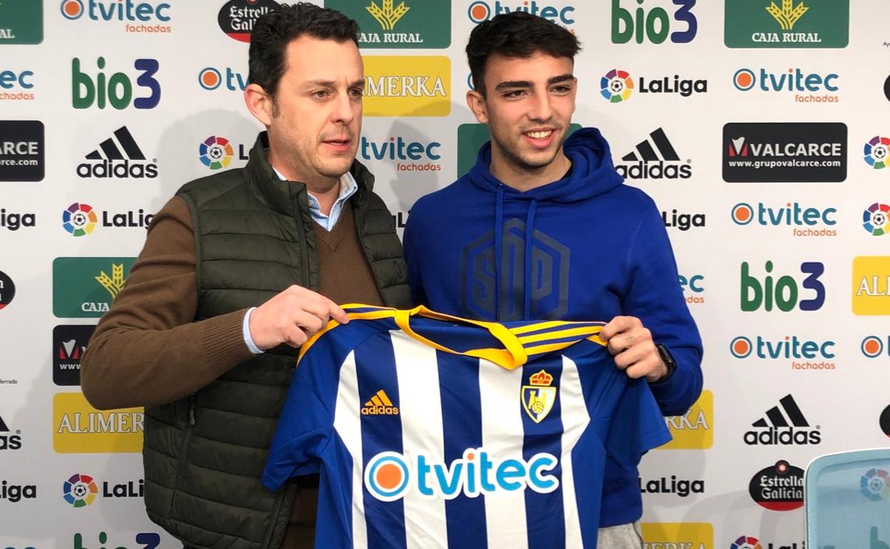 Naím García posa con la camiseta de la Deportiva.