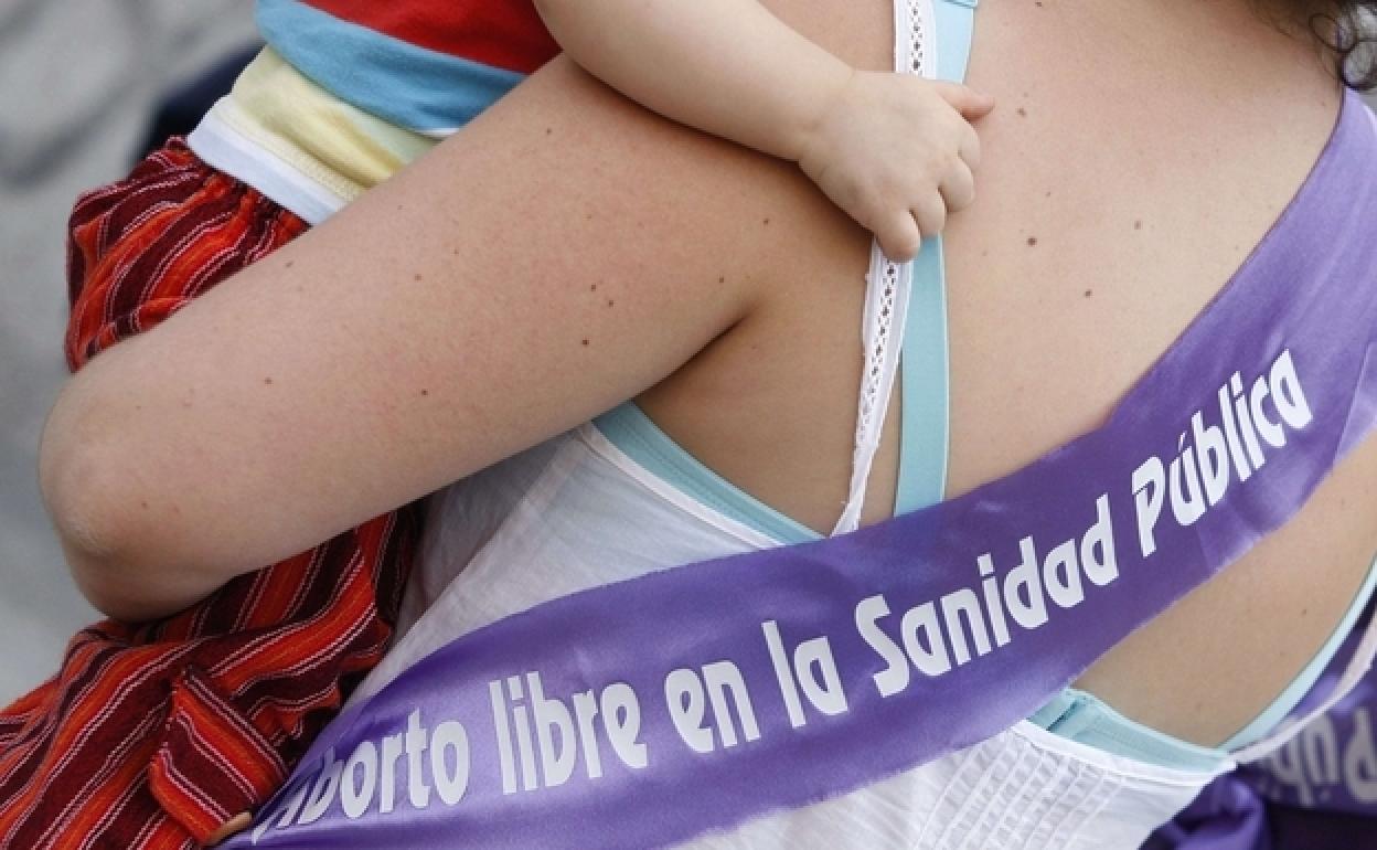 La mujer lleva una banda en favor del aborto libre en una concentración feminista