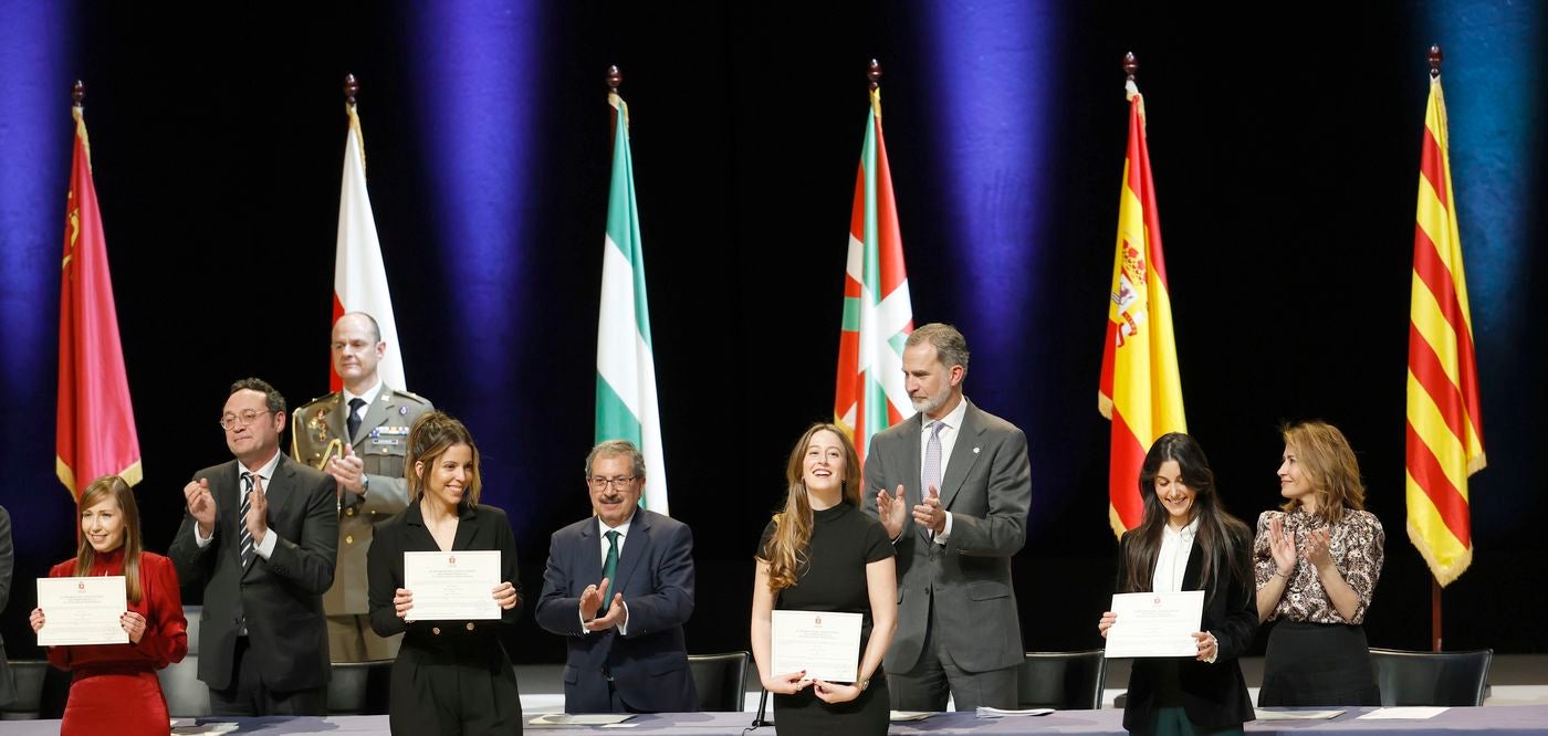 Las leonesas Soraya Luego y Belén González reciben de manos del rey sus credenciales como juezas. En el acto, celebrado en Barcelona, recibieron sus credenciales 171 integrantes –125 mujeres y 46 hombres- de la LXXI promoción de la Carrera Judicial.