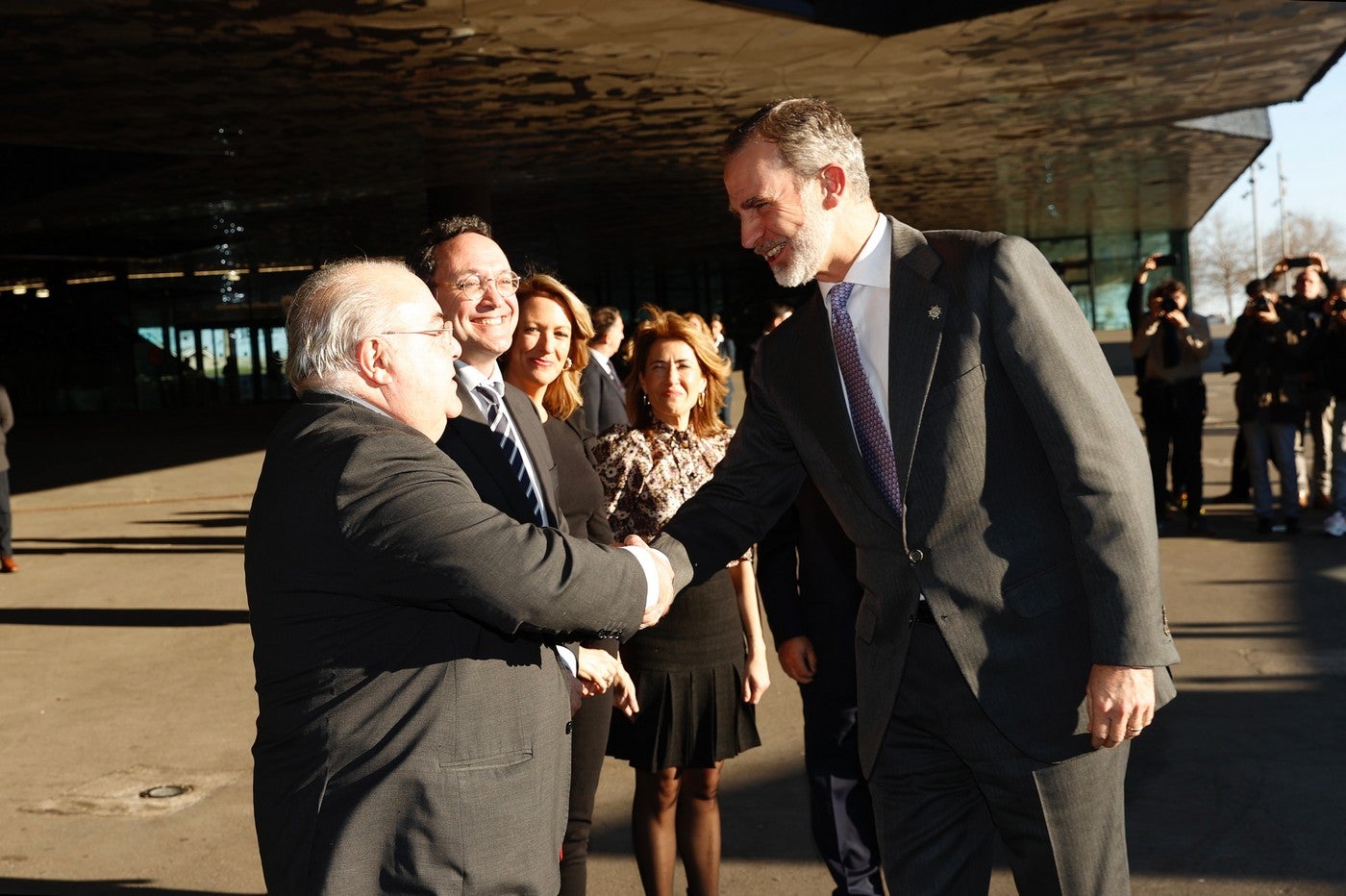 Las leonesas Soraya Luego y Belén González reciben de manos del rey sus credenciales como juezas. En el acto, celebrado en Barcelona, recibieron sus credenciales 171 integrantes –125 mujeres y 46 hombres- de la LXXI promoción de la Carrera Judicial.