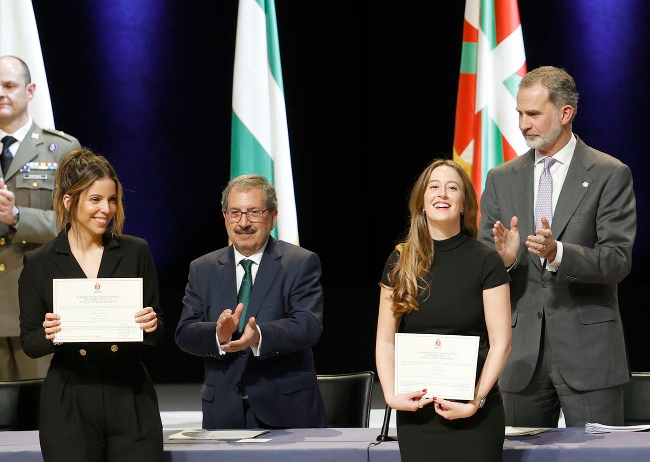 Las leonesas Soraya Luego y Belén González reciben de manos del rey sus credenciales como juezas. En el acto, celebrado en Barcelona, recibieron sus credenciales 171 integrantes –125 mujeres y 46 hombres- de la LXXI promoción de la Carrera Judicial.