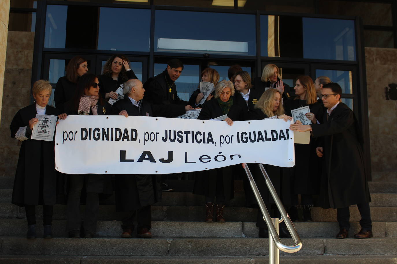 Los letrados de la administración de Justicia de León se concentran frente a los juzgados,