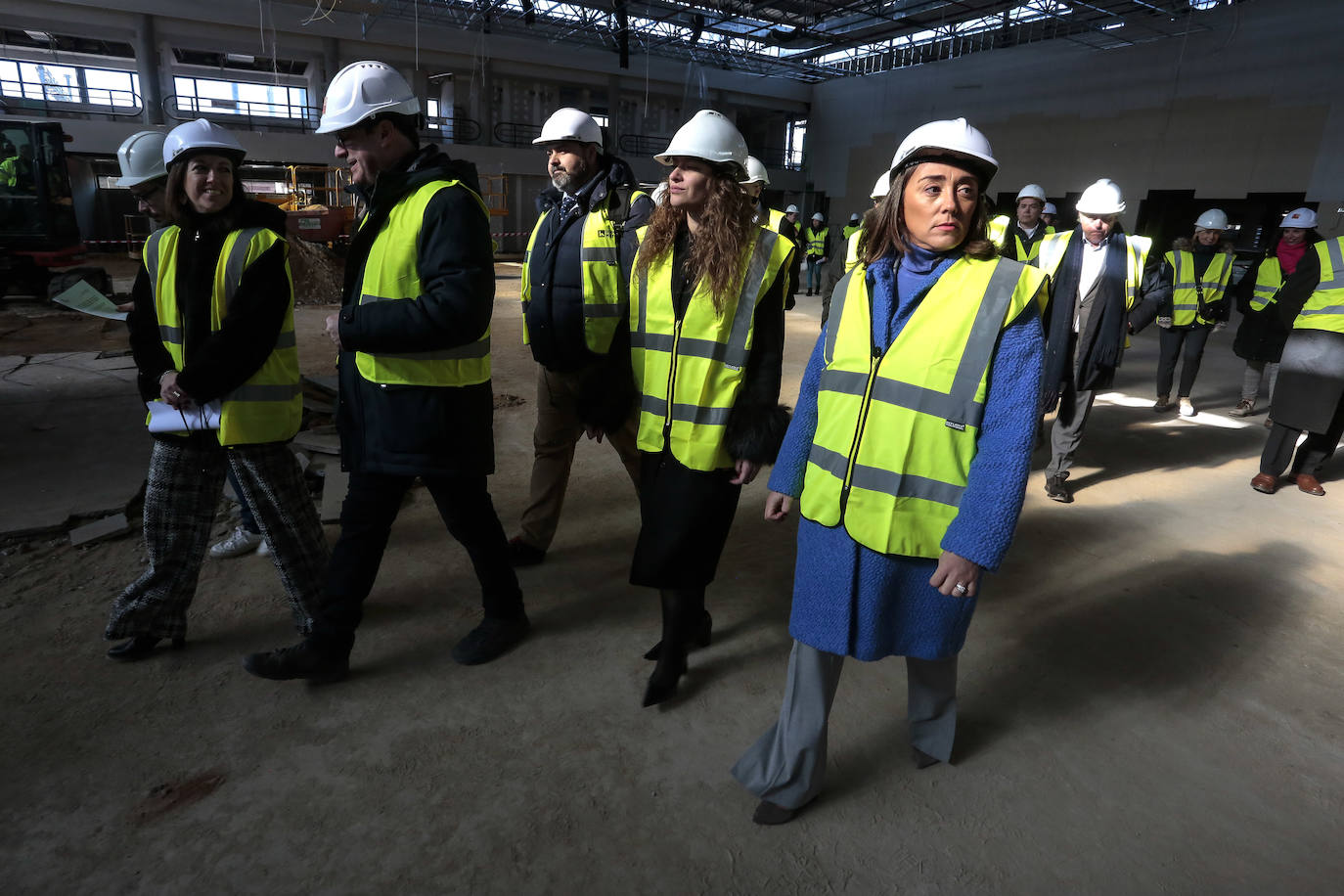 La consejera de Movilidad y Transformación Digital, María González Corral, visita las obras de la estación de autobuses de León.