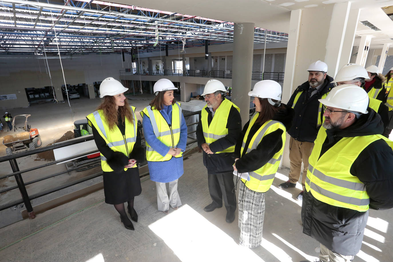 La consejera de Movilidad y Transformación Digital, María González Corral, visita las obras de la estación de autobuses de León.