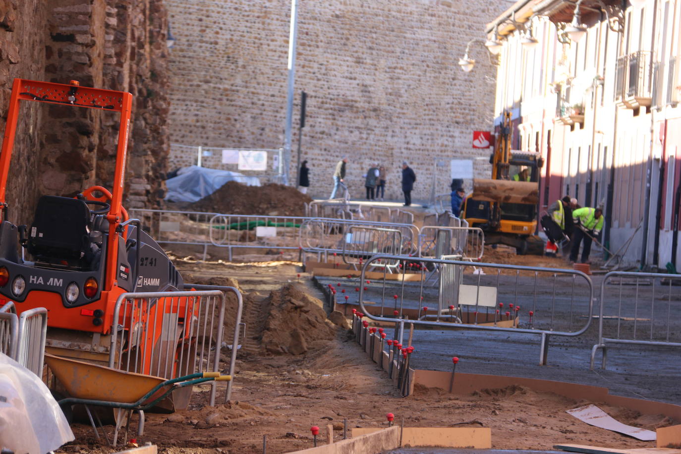 En agosto la Comisión de Patrimonio indicó al consistorio que debía levantar la cimentación de los siete cubos de la calle Carreras con el mismo modelo ya previsto para los tres primeros desde el Arco de la Cárcel | Patrimonio pide que el contorno «sobresalga claramente» y el Ayuntamiento ha proyectado que la silueta se mantenga «sobre el nivel del pavimento»