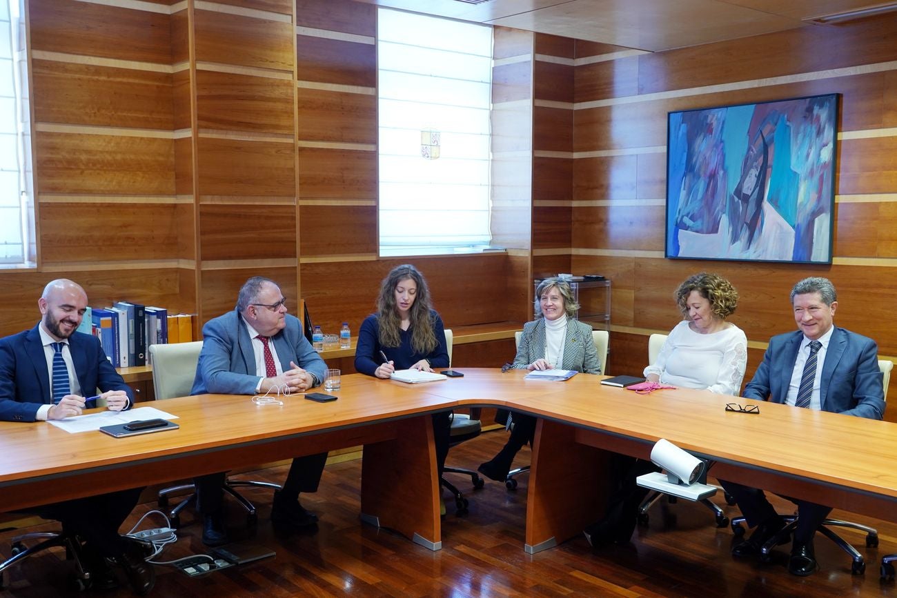 El consejero de Sanidad, Alejandro Vázquez Ramos, se reúne con la delegada territorial de la Junta en León, Ester Muñoz, para tratar los temas sanitarios de la provincia.