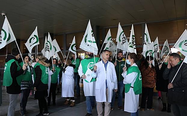 Galería. La concentración del personal sanitario este jueves en el Hospital de León.