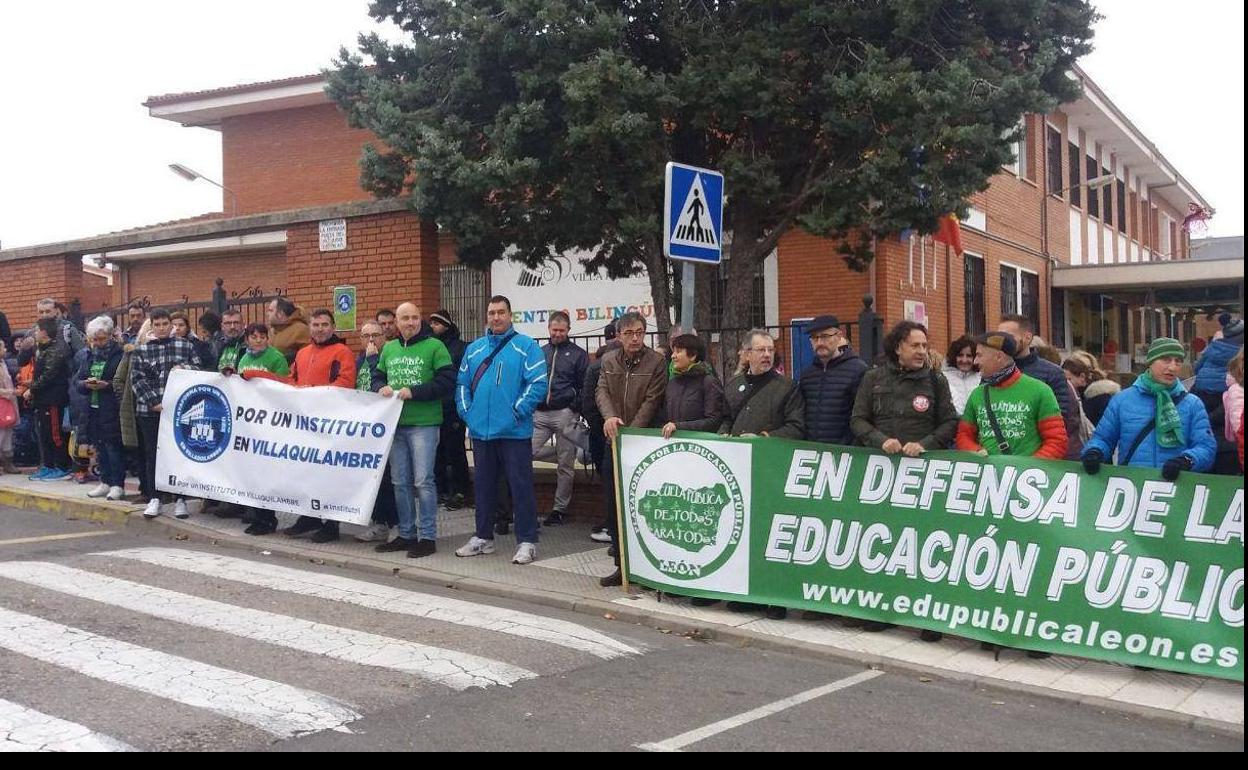 El PSOE critica la falta de lealtad institucional del alcalde sobre la Junta Vecinal de Navatejera, a la cual lleva un año acusándola de no colaborar en la cesión de las parcelas.