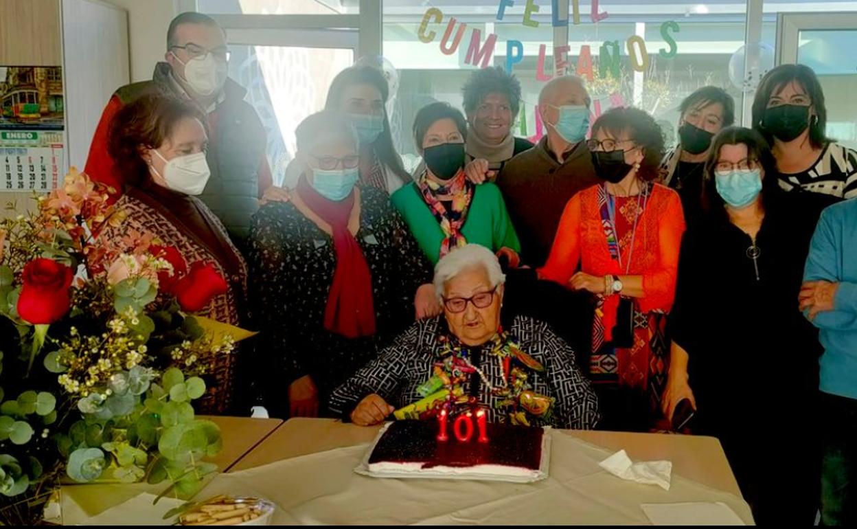 Sabina celebra su 101 cumpleaños rodeada de su familia en la residencia de Sariegos.