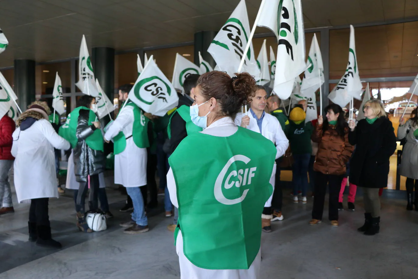 Los profesionales sanitarios se han concentrado en el Hospital de León para denunciar el caos sanitario de la comunidad.